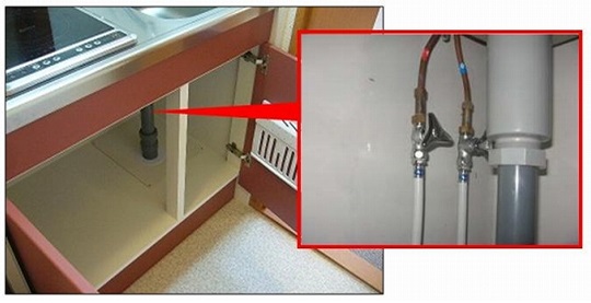 Tùy theo từng loại nhà mà cũng có trường hợp van khóa nước nằm ở phía dưới bồn rửa (tủ đồ dưới bếp)